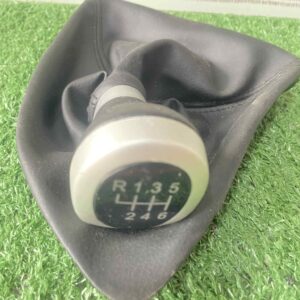 หัวเกียร์และถุงหุ้มเกียร์ธรรมดา 6 สปีดของ BMW