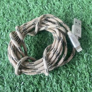 สายชาร์จเป็นสายถักสีเบจสลับดำพร้อมหัวต่อ USB-A และ Lightning