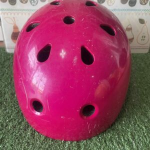 หมวกกันน็อกสีชมพูสำหรับเล่นสเก็ตหรือสกู๊ตเตอร์