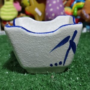 กระถางเซรามิกขนาดเล็กที่มีขอบหยักและตกแต่งด้วยลวดลายพู่กันสีน้ำเงิน
