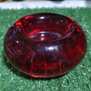 เชิงเทียนทีไลท์แก้วเป่าสีแดงพร้อมฟองอากาศควบคุมจาก IKEA นี้เป็นของสะสมที่ทำจากแก้วคุณภาพสูง