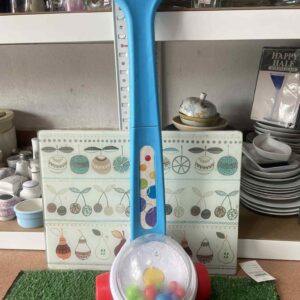 ของ  Fisher-Price Corn Popper ซึ่งเป็นของเล่นแบบเข็นสำหรับเด็กเล็ก