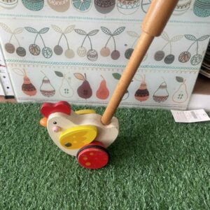 ของเล่นเข็นไม้นี้คือ Viga Push Toy Rooster