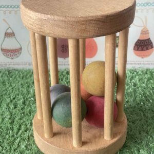 ของเล่นลูกกลิ้งไม้ที่มีลูกบอลสีอยู่ข้างใน