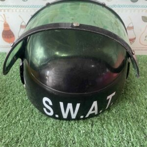 หมวกกันน็อค S.W.A.T. สำหรับเด็ก ซึ่งอาจเป็นหมวกสำหรับใส่ในงานปาร์ตี้หรือชุดคอสตูม