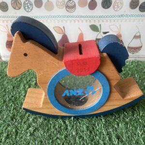 กล่องออมสินไม้รูปม้าโยกของ ANZ ที่ระลึกตรุษจีนปี 2014