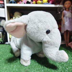 ตุ๊กตาช้างผ้าพลัฌตัวนี้เป็นของเล่นสำหรับเด็กที่นุ่มและน่ากอด