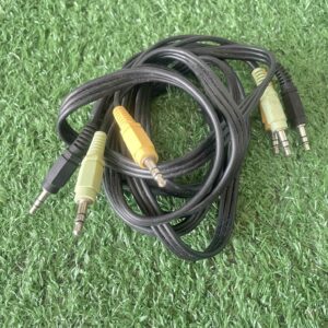 สายสัญญาณเสียงนี้คือสายเคเบิล 3.5 มม. TRS ตัวผู้ 3 หัวสำหรับลำโพงคอมพิวเตอร์ระบบ 5.1 แชนเนลของ Logitech