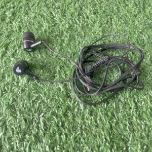 หูฟังแบบมีสายสีดำพร้อมจุกหูฟังยาง