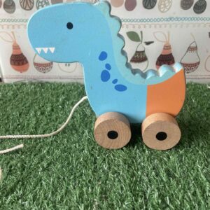 ของเล่นชักลากไดโนเสาร์ไม้ตัวนี้อาจเป็นรุ่น Wooden Pull Along Dex the Dino หรือคล้ายกับของเล่นชักลากไดโนเสาร์ไม้ยี่ห้ออื่นๆ