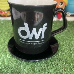 แก้วกาแฟและจานรองสีดำเนื้อด้าน