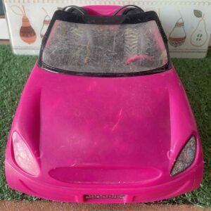 รถของเล่นในภาพคือรถเปิดประทุนสีชมพูของ Barbie