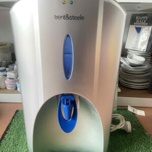 เครื่องทำน้ำร้อน/น้ำเย็นแบบตั้งโต๊ะยี่ห้อ Trent & Steele ซึ่งเป็นแบรนด์เครื่องใช้ในบ้านจากออสเตรเลีย