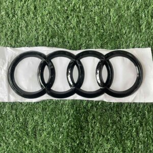 ตราสัญลักษณ์วงแหวนสี่ห่วงของ Audi สีดำเงาสำหรับติดรถยนต์
