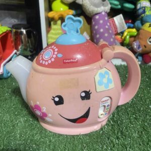 กาต้มน้ำที่มีไฟส่องสว่างและเล่นเพลงเพื่อแนะนำเรื่องมารยาทและการแบ่งปัน