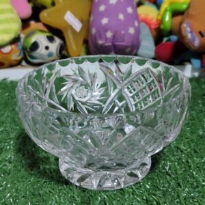 ชามคริสตัลที่มีลวดลายแกะสลักอย่างประณีต