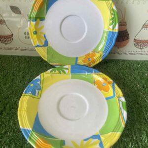 จานรองแก้วลายดอกไม้สีเหลืองและสีฟ้าพร้อมขอบหยักสีเขียวและสีส้ม