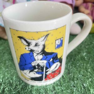 แก้วเซรามิกสำหรับสะสมที่มีภาพประกอบหมูในชุดสูทสีน้ำเงิน