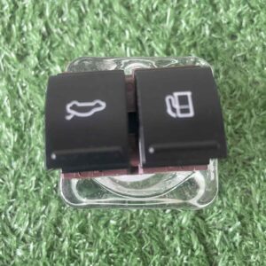 สวิตช์สำหรับเปิดฝากระโปรงท้ายรถยนต์และฝาถังน้ำมันเชื้อเพลิง