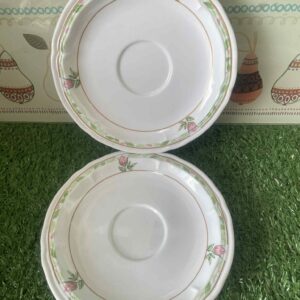 จานรองแก้วหรือจานใบเล็กเหล่านี้มีลวดลายดอกกุหลาบสีชมพูและขอบสีเขียวอ่อน