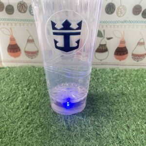 แก้วค็อกเทลพลาสติกมีไฟของ Royal Caribbean Cruise Line  เป็นสินค้าสะสมในหมวดเรือสำราญ