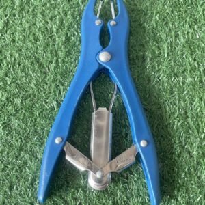 คีมสำหรับตอนสัตว์แบบไร้เลือด (Elastrator castration pliers) ซึ่งใช้สำหรับการตอนแกะ หมู หรือแพะ