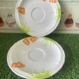 จานรองแก้วลายดอกไม้สีส้มและใบไม้สีเขียว