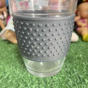 แก้วน้ำหรือแก้วกาแฟแบบแก้วที่มีปลอกหุ้มกันความร้อนหรือกันลื่น