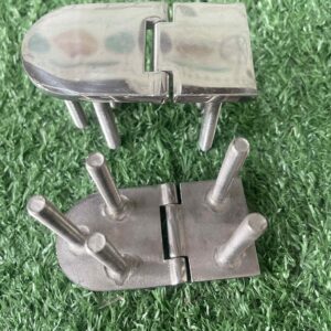 บานพับหรือตัวยึดกระจกโลหะที่ใช้สำหรับงานก่อสร้างหรือตกแต่ง