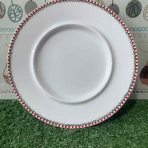 จานขอบลายตารางหมากรุกสีแดงบนพื้นหลังสีขาว  ของ Woodmere