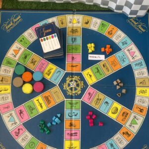 เกมกระดาน Trivial Pursuit Master Game Genus Edition ซึ่งเป็นเกมทายปัญหาที่ได้รับความนิยมอย่างมากตั้งแต่ช่วงทศวรรษที่ 80 (หมายเหตุ อุปกรณ์ไม่ครบตามที่แจ้ง)