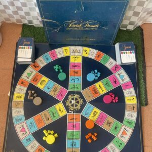 เกมกระดาน Trivial Pursuit Master Game Genus Edition ซึ่งเป็นเกมทายปัญหาที่ได้รับความนิยมอย่างมากตั้งแต่ช่วงทศวรรษที่ 80