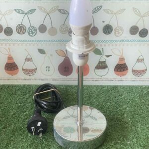 โคมไฟตั้งโต๊ะฐานโครเมียมพร้อมหลอดไฟ LED ขั้ว E14