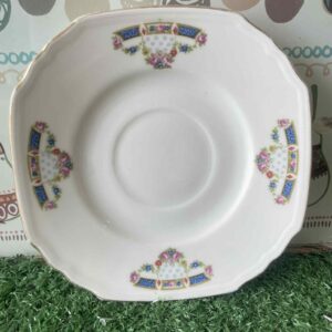 จานรองแก้วในภาพเป็นส่วนหนึ่งของชุดชา Paragon Star China ลายดอกไม้สีน้ำเงินสไตล์ Art Deco