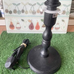 โคมไฟตั้งโต๊ะไม้สีดำ