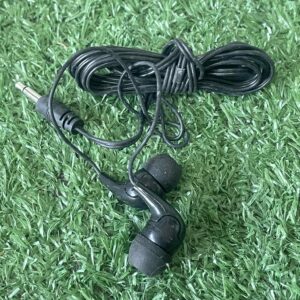 หูฟังอินเอียร์แบบมีสายสีดำ