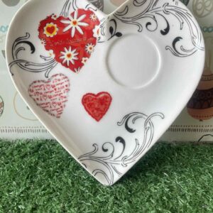 จานรองแก้วหรือจานใบเล็กรูปหัวใจที่มีลวดลายประดับตกแต่ง