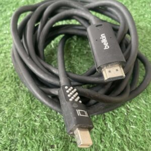 สายเคเบิลในรูปภาพคือ Belkin Mini DisplayPort to HDMI ซึ่งใช้สำหรับเชื่อมต่ออุปกรณ์ที่มีพอร์ต Mini DisplayPort เข้ากับจอภาพหรือโทรทัศน์ที่มีพอร์ต HDMI