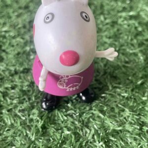 ฟิกเกอร์ของ Suzy Sheep จากการ์ตูน Peppa Pig ซึ่งเป็นของเล่นสะสม