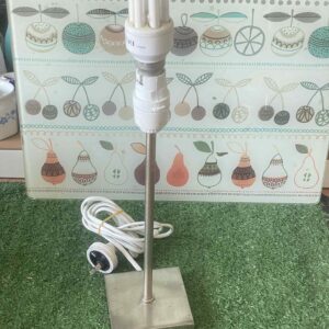 โคมไฟตั้งโต๊ะโลหะสีเงินสไตล์มินิมอล