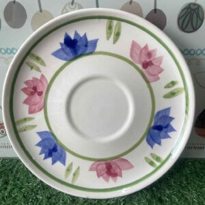 จานรองถ้วยลายดอกบัววาดด้วยมือสีชมพูและน้ำเงิน