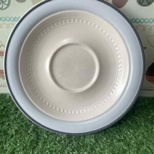 จานรองถ้วยเซรามิกสีขาวขอบสีฟ้าอ่อนและสีเทาเข้ม