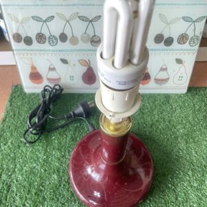 โคมไฟตั้งโต๊ะสีแดงเข้ม