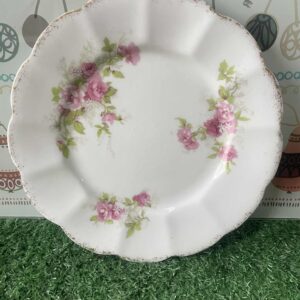 จานสะสมลายดอกกุหลาบสีชมพู มีขอบหยักและขอบสีทอง