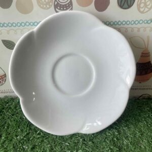 จานรองถ้วยสีขาวรูปทรงดอกไม้