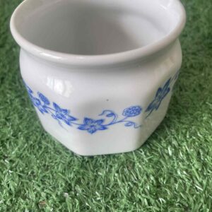 ชามกระเบื้องเคลือบสีขาวมีลวดลายดอกไม้สีน้ำเงิน