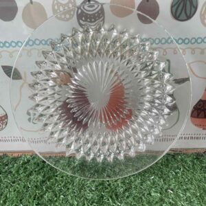 จานแก้วเจียระไนทรงกลมนี้เป็นจานเสิร์ฟแก้วคริสตัลวินเทจ