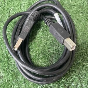 สายเคเบิลในภาพเป็นสาย USB 2.0 สำหรับเครื่องพิมพ์ (printer cable) ซึ่งใช้สำหรับเชื่อมต่ออุปกรณ์ต่างๆ เช่น เครื่องพิมพ์หรือสแกนเนอร์ เข้ากับคอมพิวเตอร์