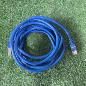 สายเคเบิลในภาพคือสายแลน Cat 6 (UTP) ซึ่งเป็นสายเคเบิลเครือข่ายที่ใช้กันทั่วไป