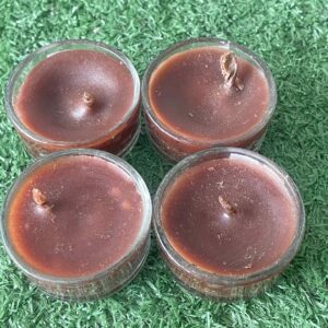 เทียนทีไลท์สีน้ำตาลเข้มในถ้วยแก้วใส